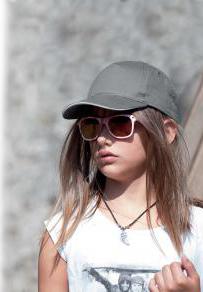 Barnkeps med sandwichskärm i kontrast - fem paneler